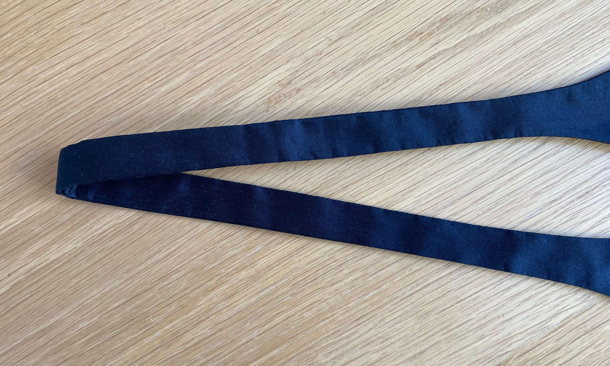 Traditional One-Piece Fitted &#39;Bat&#39; Self-Tie Bow Tie